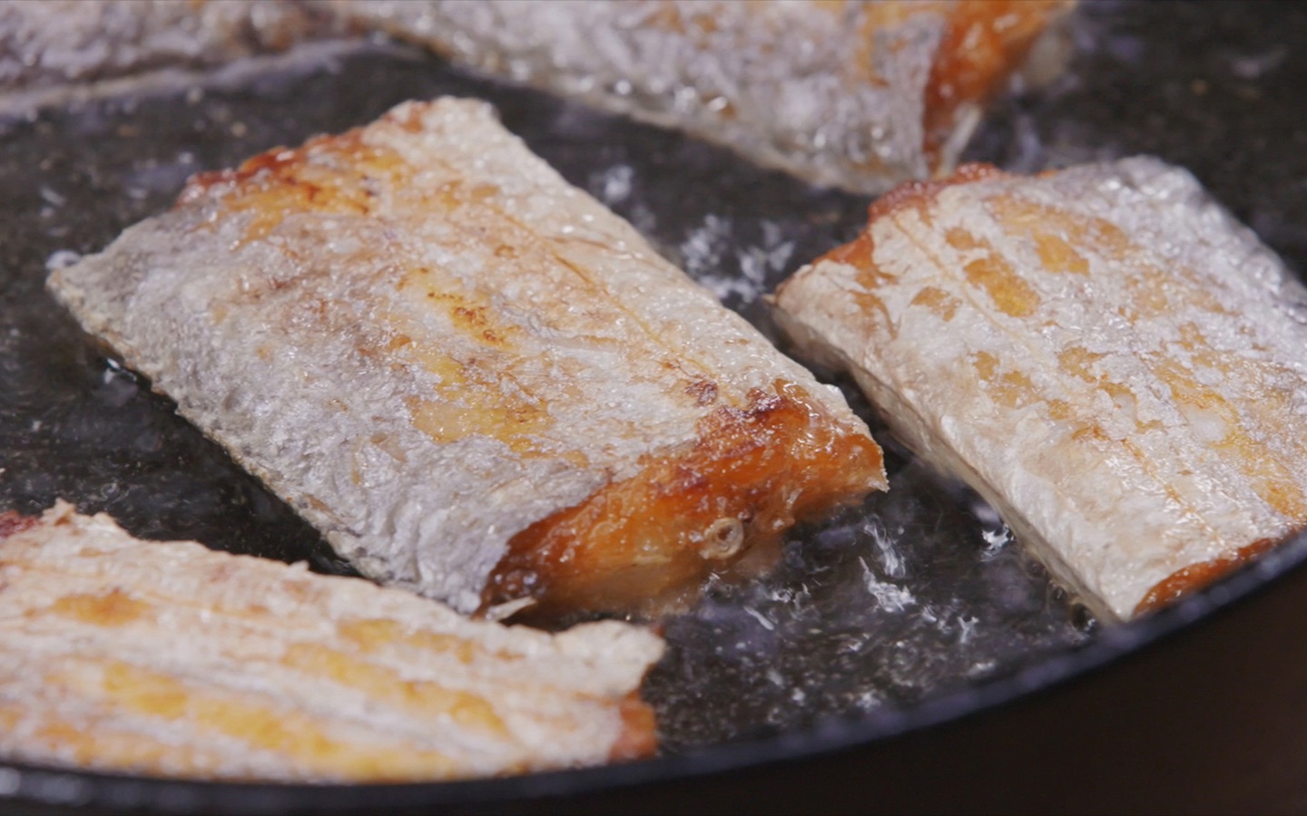 袋装冷冻带鱼煎带鱼的家常做法,带鱼怎样煎少油又好吃