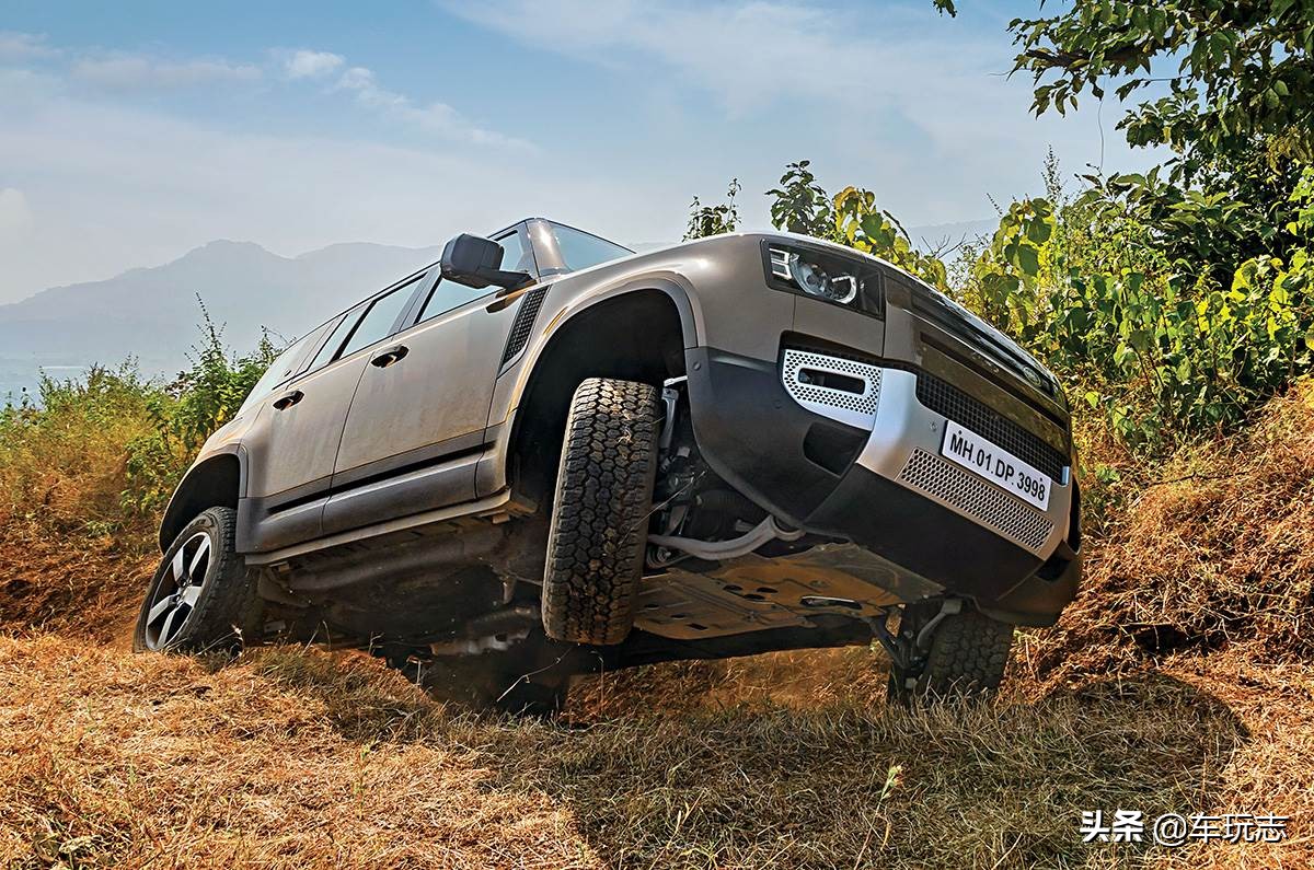 路虎全新卫士预告图,全新一代路虎卫士越野性