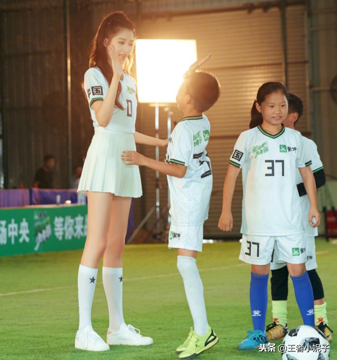 关晓彤穿黑色衣服显腿长的照片,关晓彤长腿穿足球服