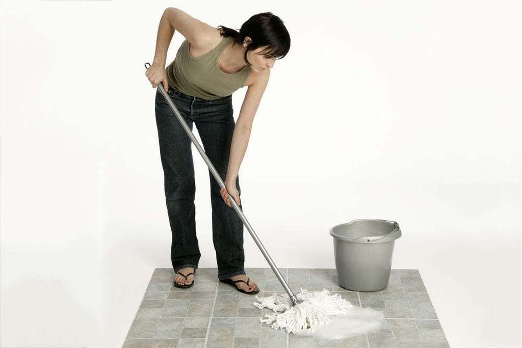 木地板怎样拖地干净又亮不沾灰尘,拖地学会家里地板一尘不染