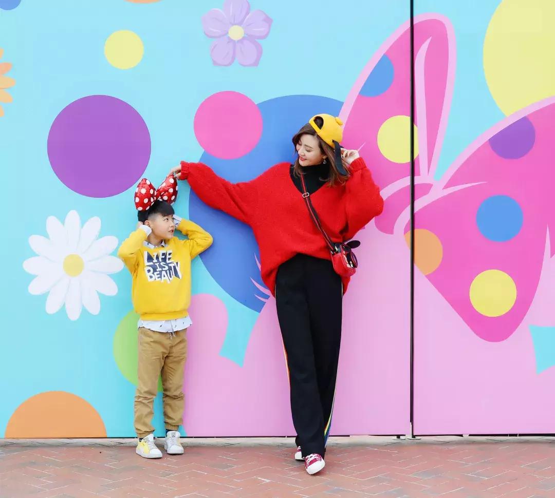 我们在上海迪士尼里玩耍了一天，发现穿的美才能玩的好！