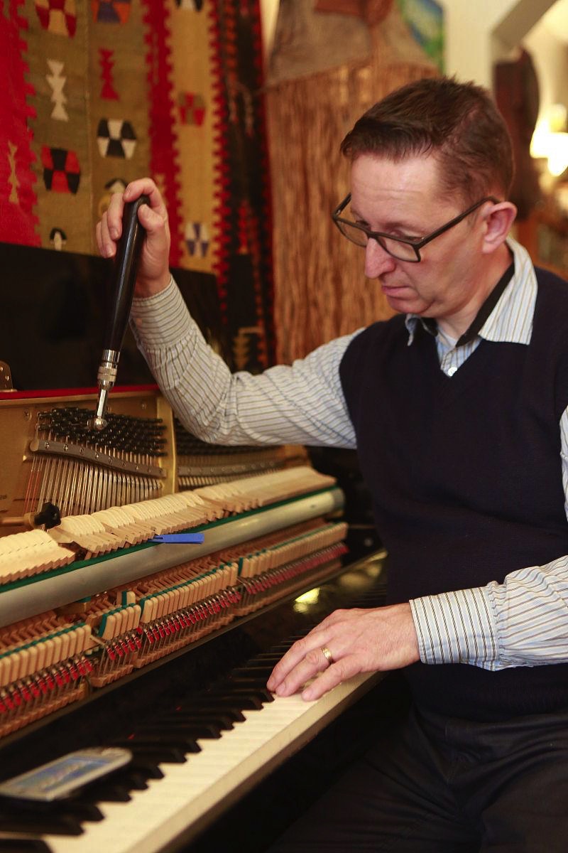 钢琴调音师是怎样的职业,月入过万能轻松吗?