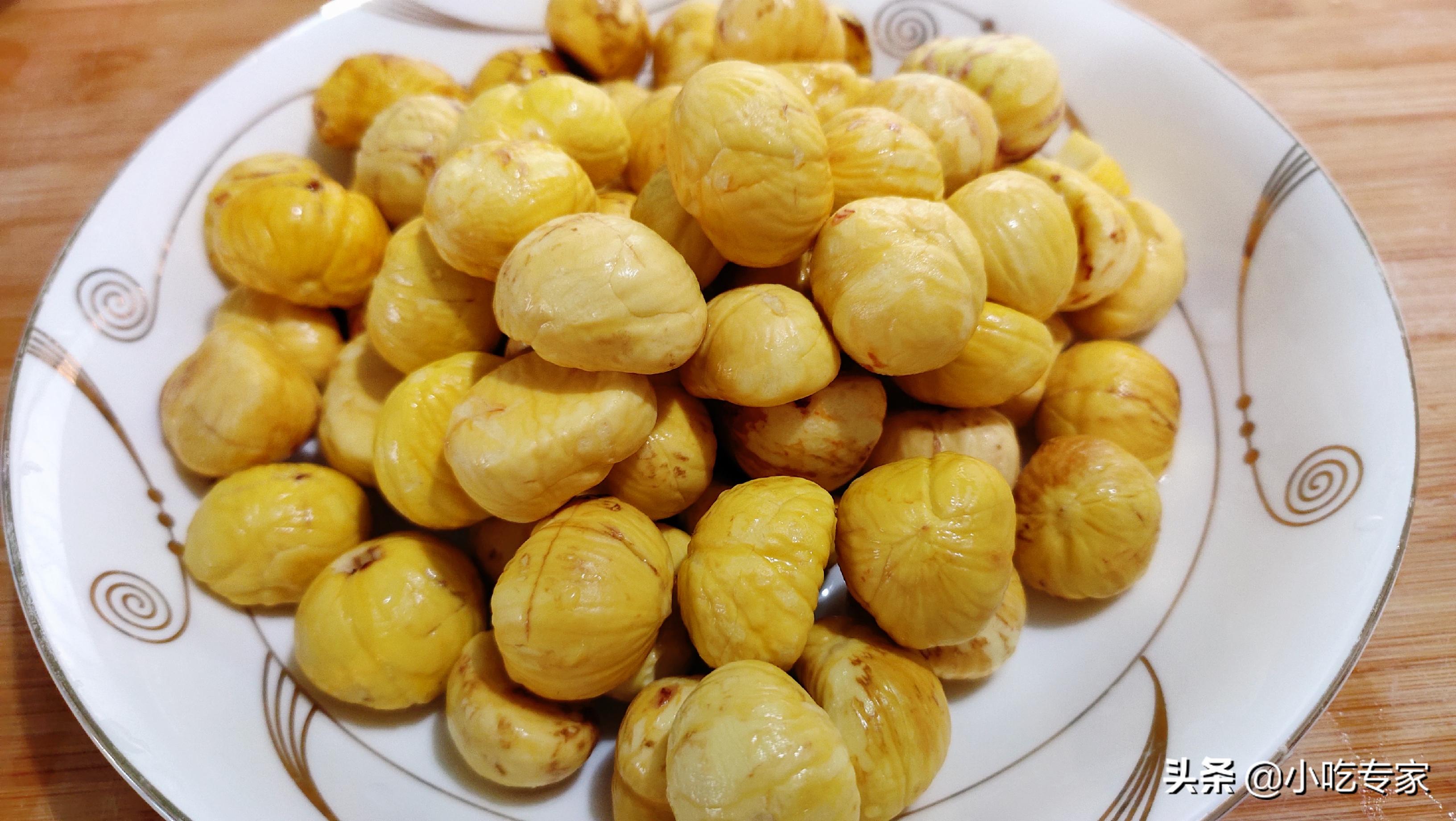 一壶开水一把剪刀轻松去掉栗子皮，做成糖霜栗子又甜又面，真好吃