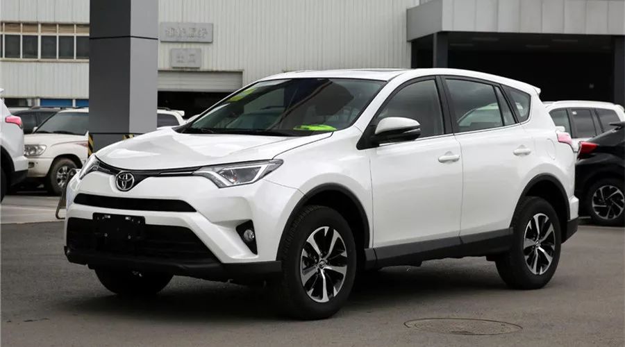 16万买丐版丰田RAV4还是本田CR-V？这款中型SUV没准更合适