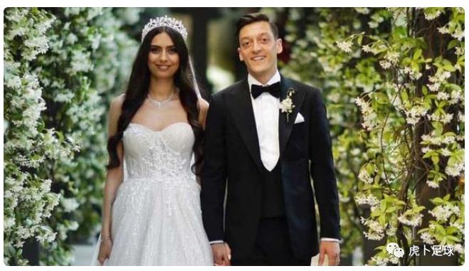 足球球员与球迷的暖情时刻,足球运动员与球迷的暖心时刻