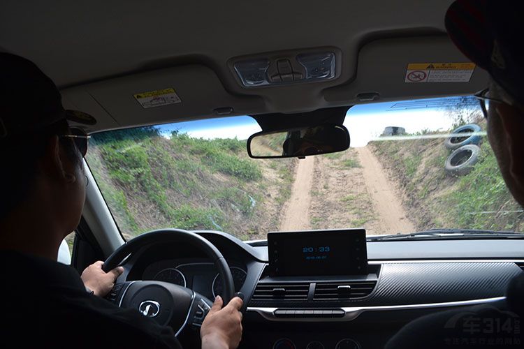 19款长城皮卡风骏7越野视频,中国生产的6驱皮卡