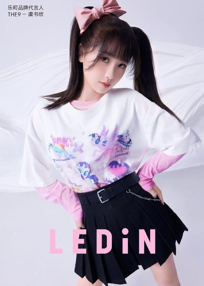 虞书欣成乐町品牌代言人,青春活力可爱满分,黑色小西装超有范儿