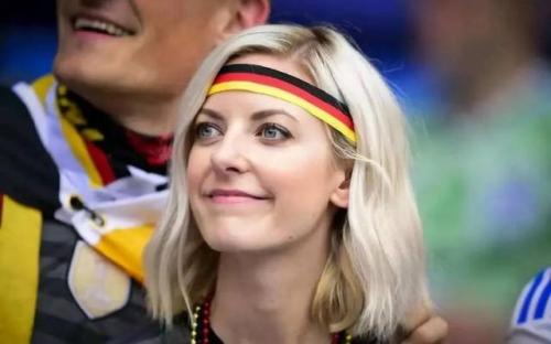 球场上那些漂亮的女球迷,冬日暖阳美景美女