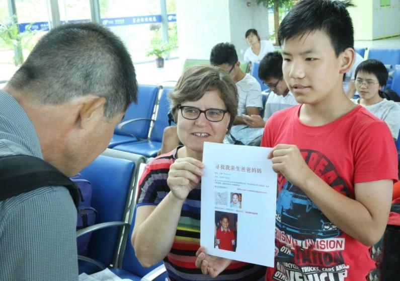 24岁网红收养皮包骨弃婴,还记得那个被抛弃的女孩吗