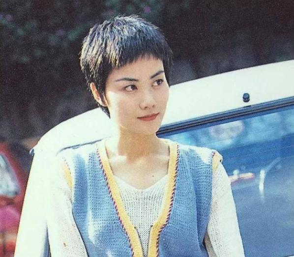 谢霆锋十几岁就喜欢王菲吗,谢霆锋14岁唱的歌