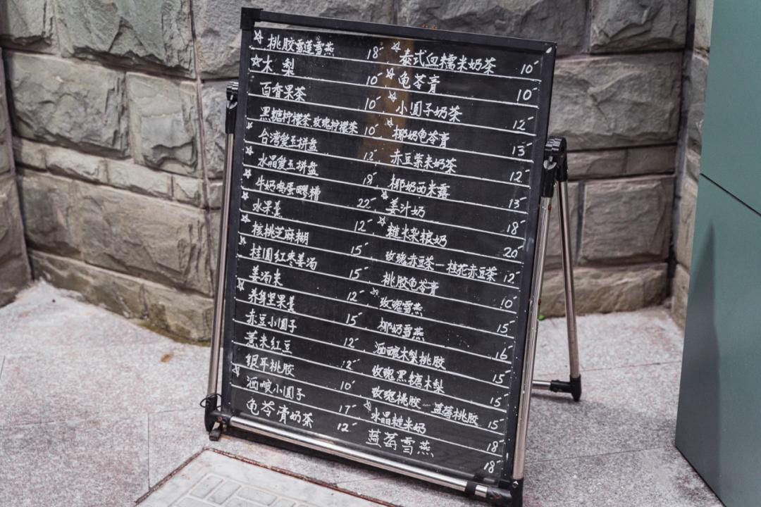 就这家连门都没有的2㎡小店,居然能在上海红17年?