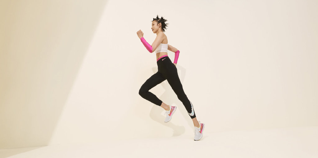 她被国外媒体称为“东方娃娃”，今穿运动装出镜，身体线条太完美