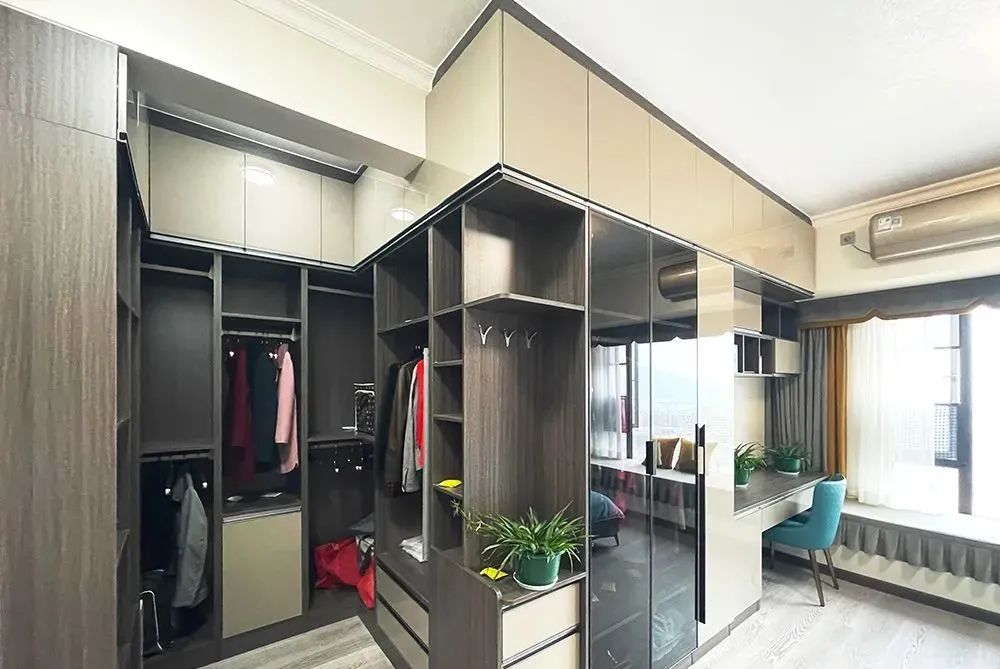 阳台改成小卧室凸出来的,阳台改成衣帽间和办公区