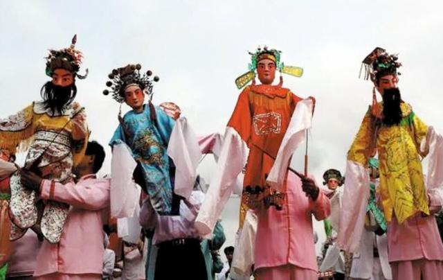 想考艺术类学校学什么比较好,报艺术班学什么好