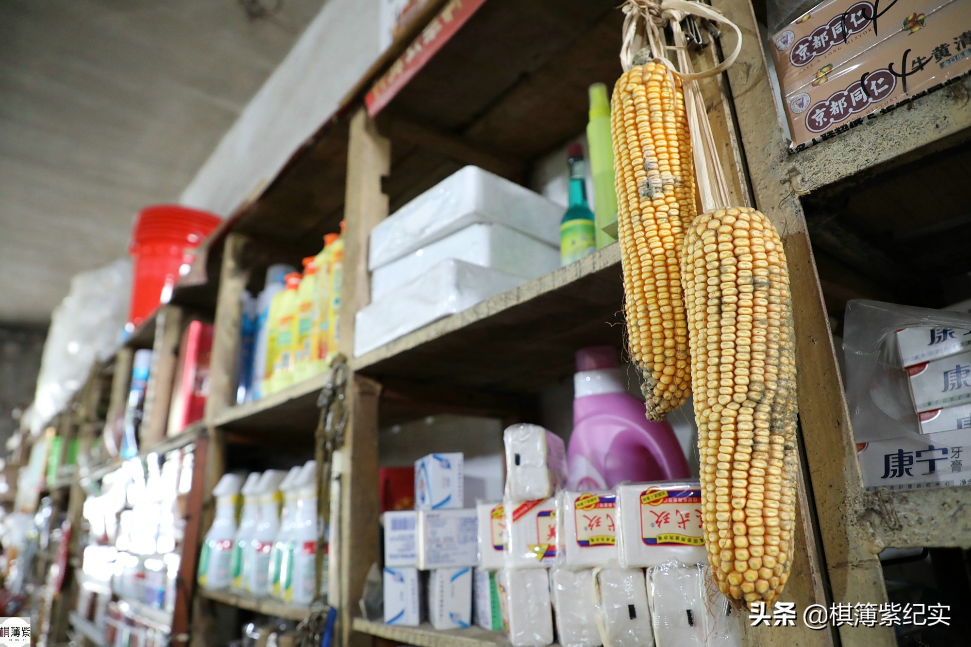 辽宁农村大社，柜台和商品还是八十年代样子，论分卖的小物件白送