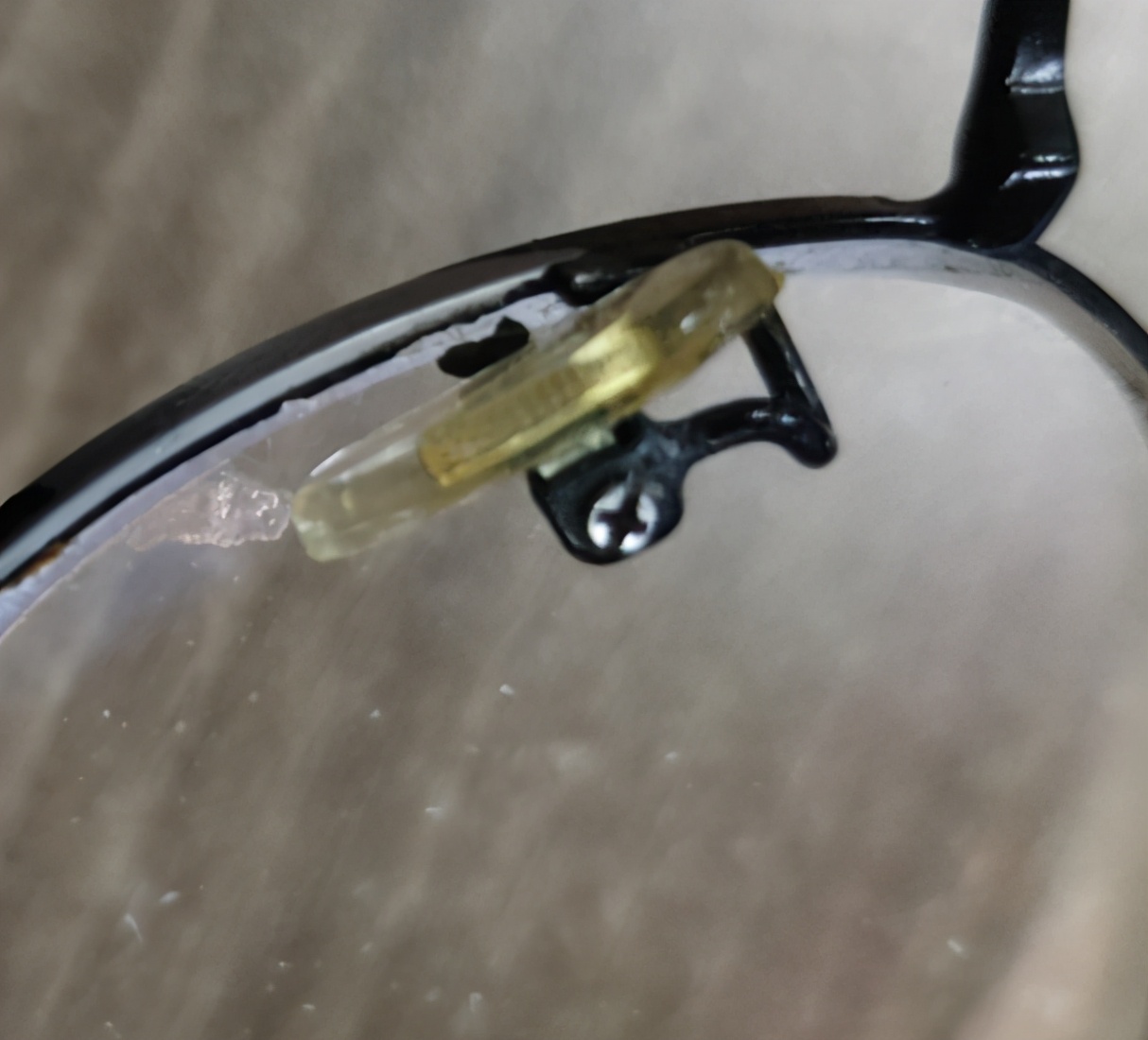 近视眼镜特别雾擦不干净怎么办,眼镜总是往下滑有什么妙招