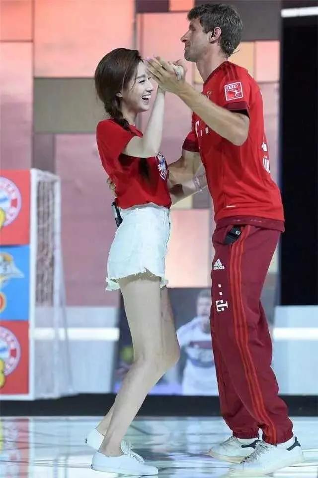 《世界足球》开玩笑，女主播太瘦撑不起阔腿裤，像孩子穿大人衣服