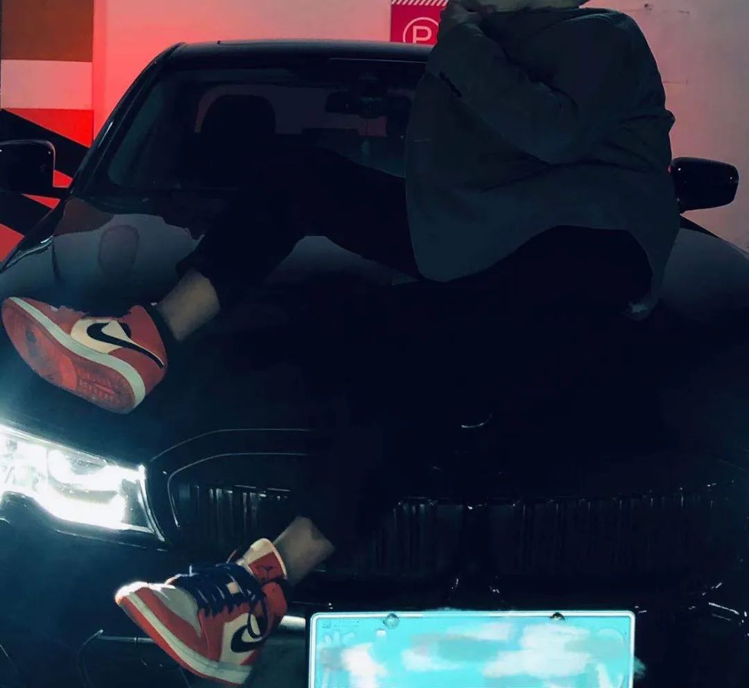 涨见识了!原来很多开宝马的都有一面鞋墙,穿的球鞋不上千就上万