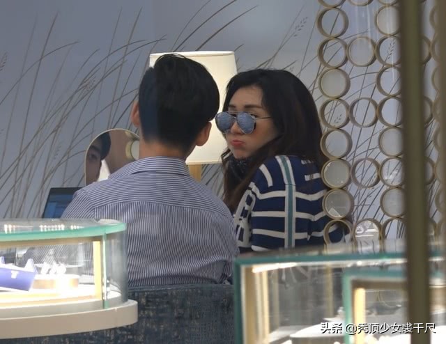 赌王女儿何超琼和一个女闺蜜逛街,何超盈与赌王女儿对视