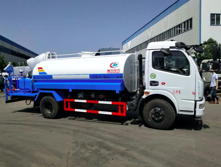 洒水车为什么在下雨时还会洒水,下雨天洒水车洒水的作用