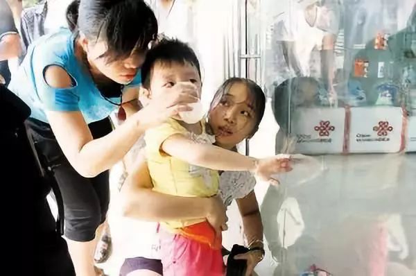 小孩手被门夹了怎么快速处理,小孩手被门夹了手微肿能自由活动