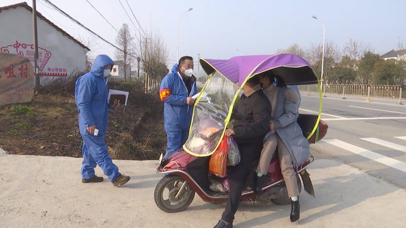 阳光明媚别外出!村干部劝阻村民获赞