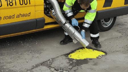 英国发明的道路修补液,绝对是修路神器