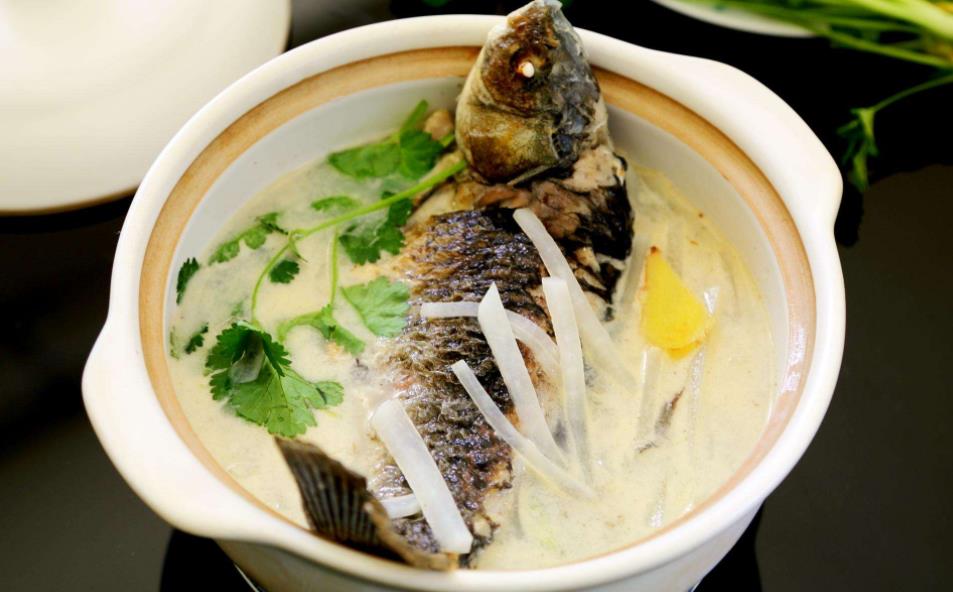 把鱼汤炖白只需要2个技巧,鱼汤怎样炖会炖成奶白色