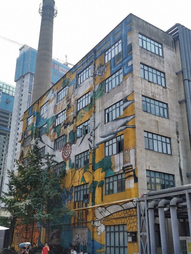 晚上成都建设路小吃一条街实拍,成都东郊记忆与建设巷小吃街远吗