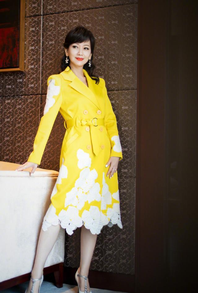 赵雅芝好会玩,穿呢大衣还要粘个大蝴蝶结,不显丑反而挺有时髦感