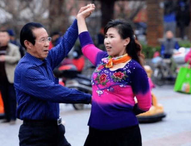 55岁大妈坚持减肥10年,55岁阿姨每天坚持踮脚