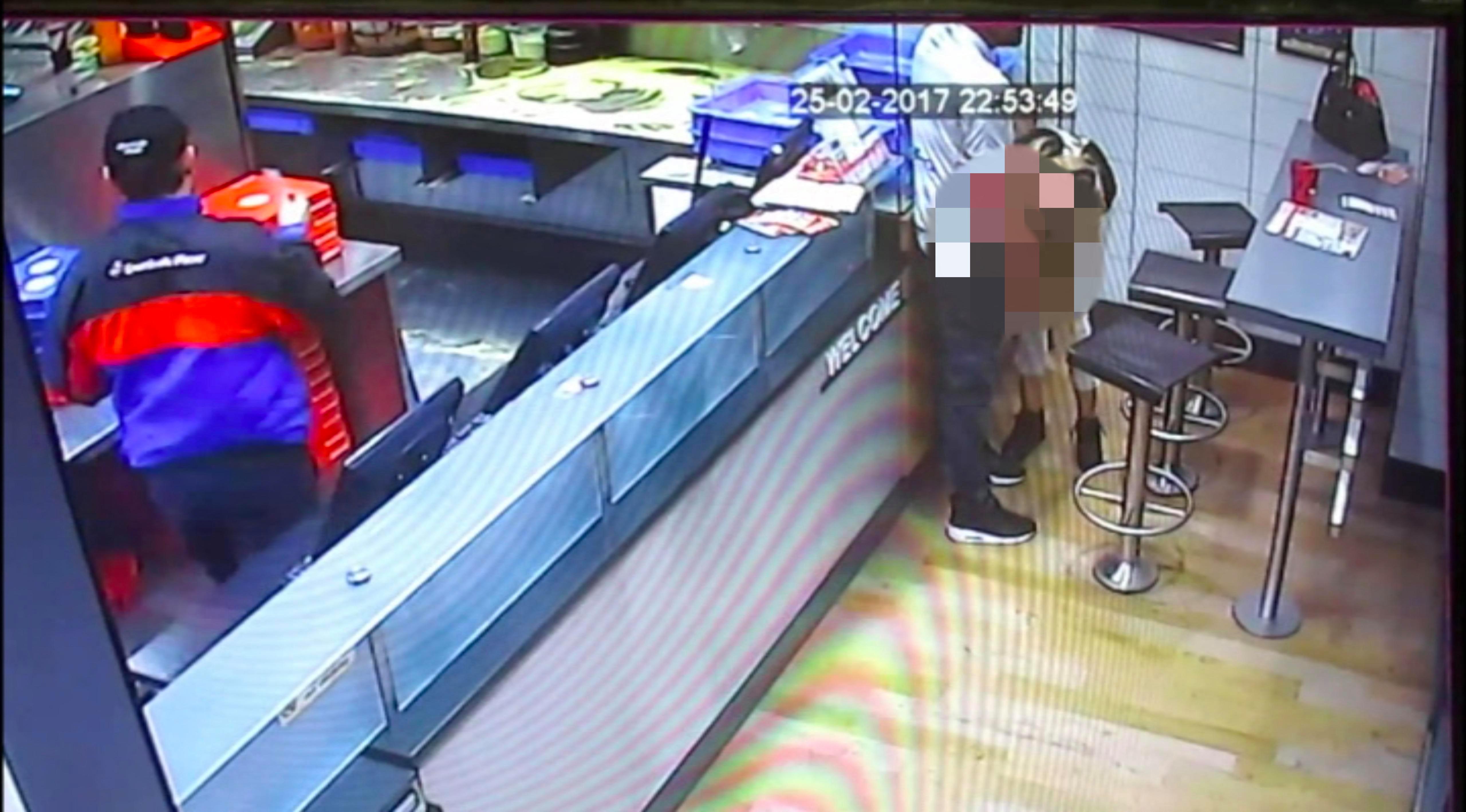 美国情侣酒后失德，旁若无人在披萨店发生关系，不雅视频疯传网络