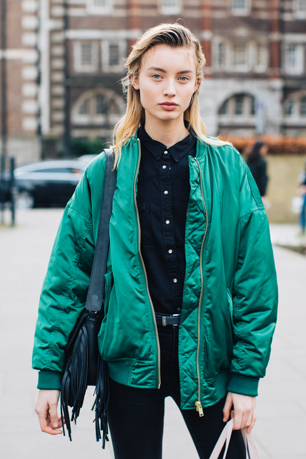 什么颜色显白适合黄黑皮肤衣服,最流行的衣服颜色显肤色白