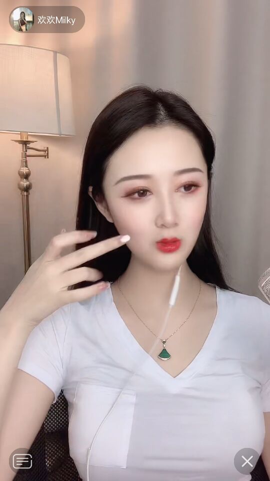 嵌上金饰、金丝的玻璃,让屋内充满金色阳光