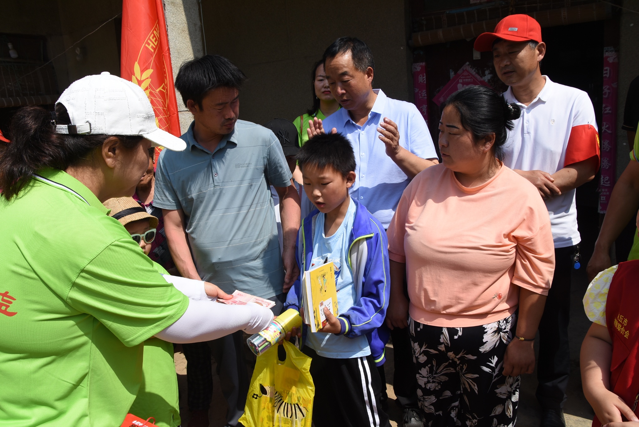 河南商丘：市博爱联合会救助梁园区李庄乡困难学生