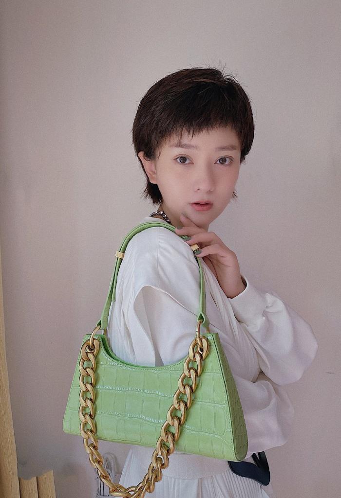 这个秋天“抹茶包”终于火了，时髦亮眼还很百搭，难怪明星都爱背
