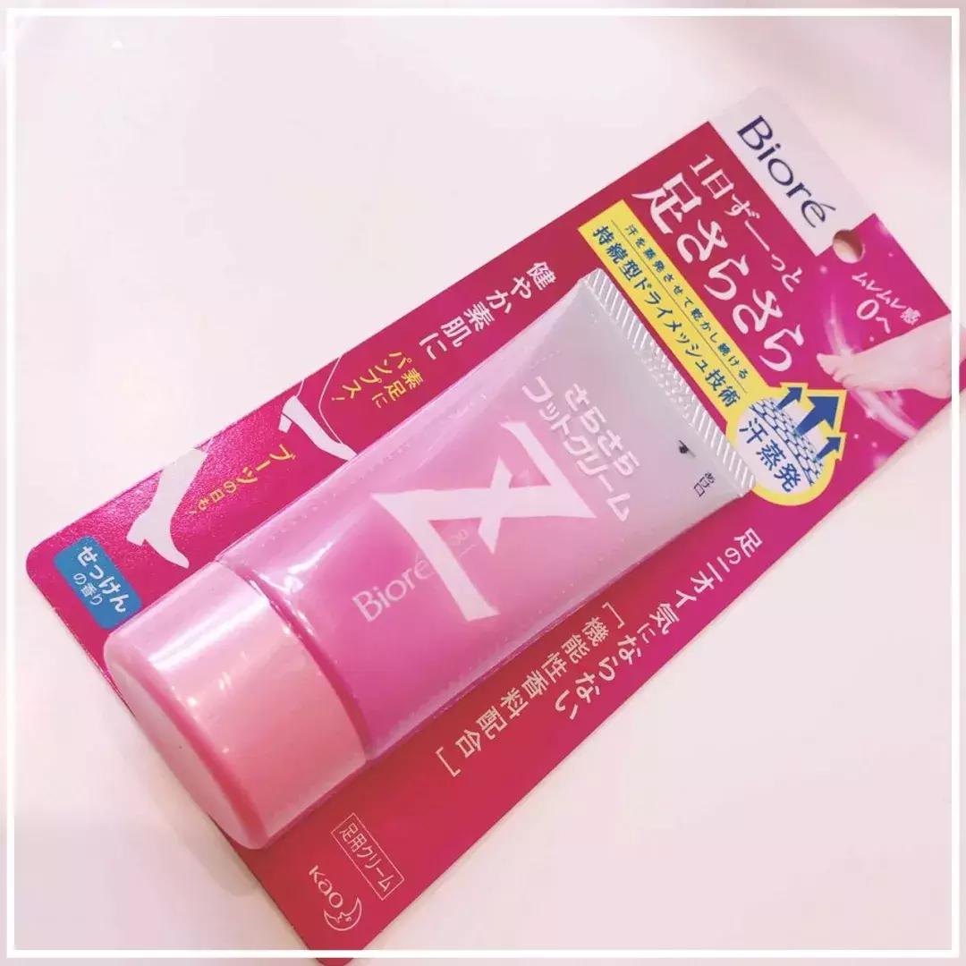 女大学生脚部异味难忍,在寝室羞于脱鞋!