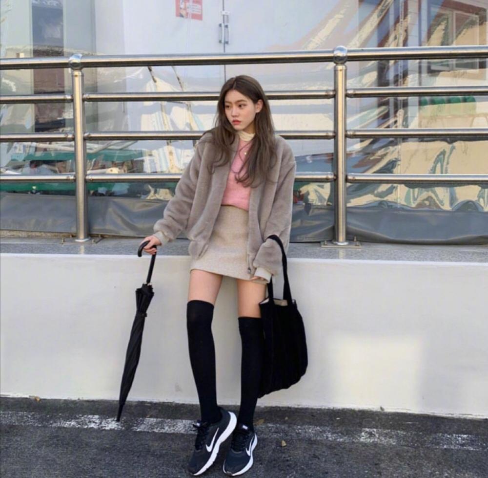 get一个小技巧秋冬穿的不再臃肿,冬天这么穿又甜又酷简直美翻