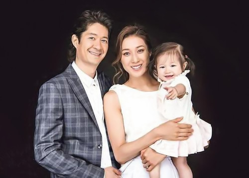 钟嘉欣二胎产子晒宝宝熟睡萌照,钟嘉欣要息影