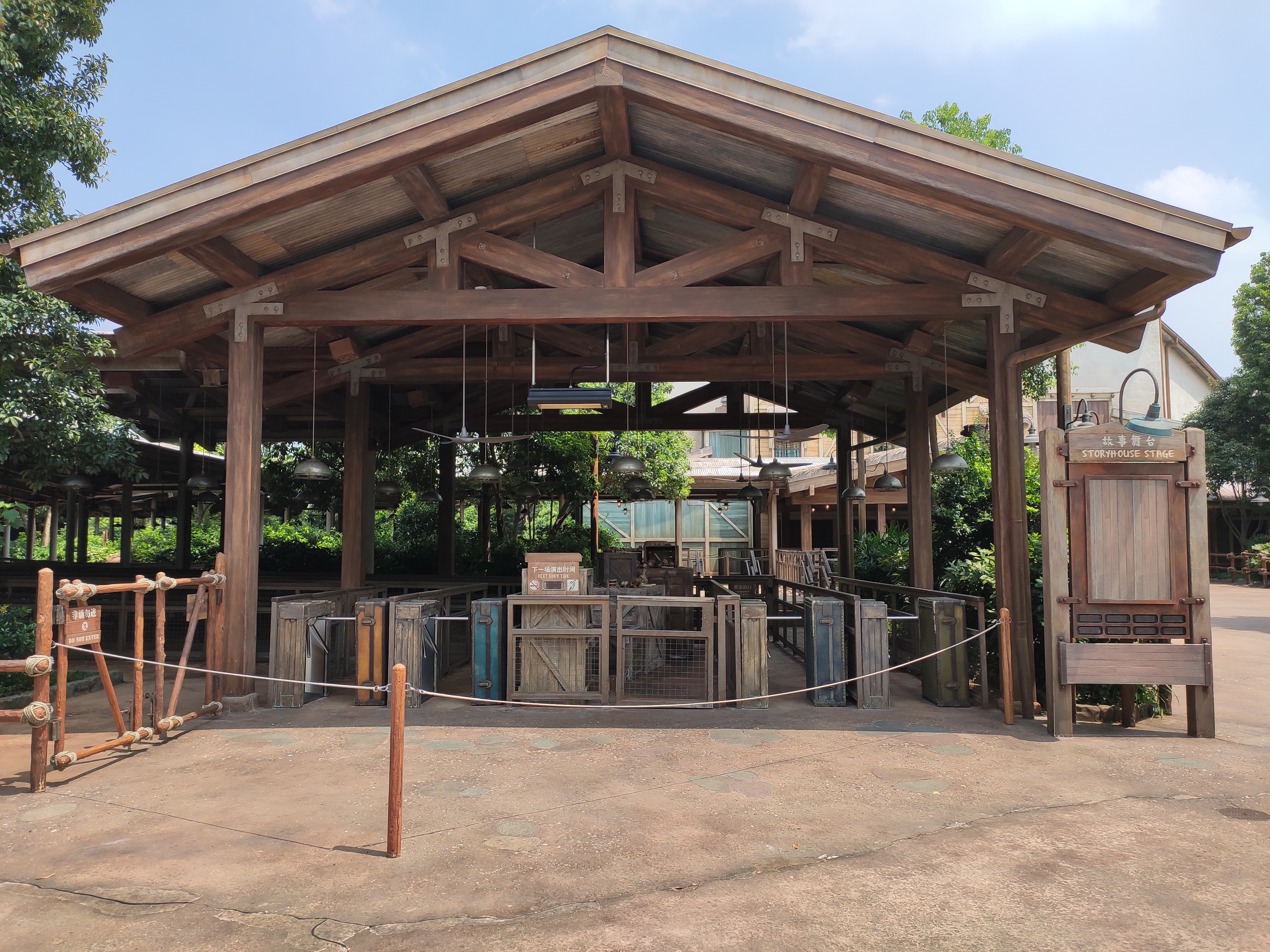 上海迪士尼一大一小旅游攻略,上海迪士尼吃住攻略讲解