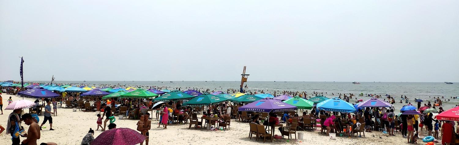 一望无际的人头太吓人了!这辈子第一次在银滩见那么多人