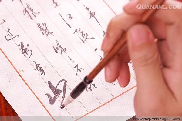 他的字上承篆情，下取楷意，学养襟怀，跃达纸外