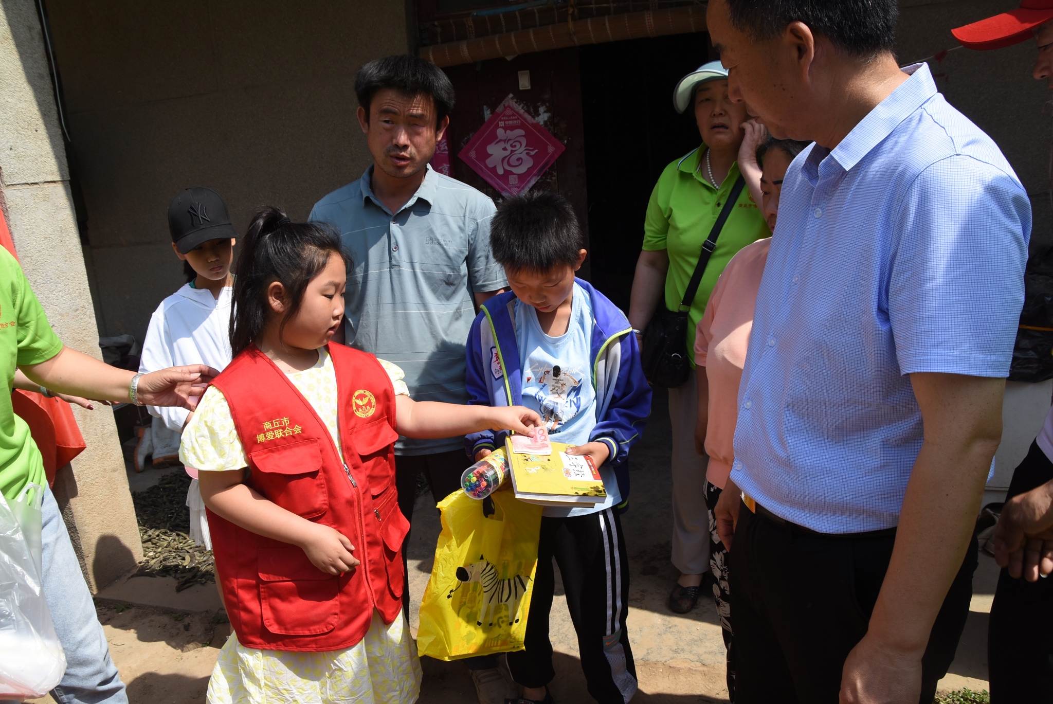 河南商丘：市博爱联合会救助梁园区李庄乡困难学生