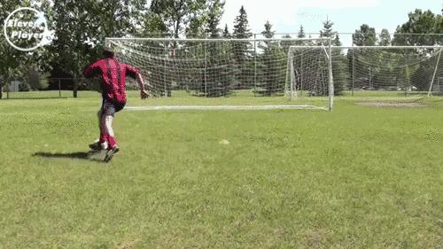 足球背身接球转身过人视频,背身接球和侧身接球的练习方法