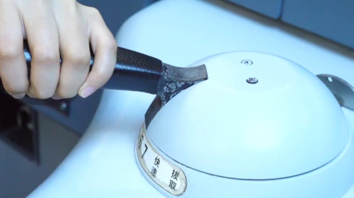 高铁司机踏板,高铁司机为啥每隔30秒踩一次踏板