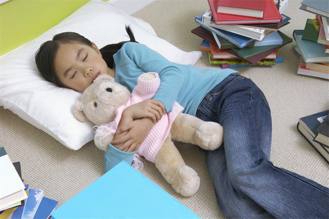 宝宝睡觉老是蹬腿踢被,为什么孩子老是用腿踢小被子