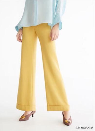 芥黄色上衣配什么颜色裤子好看,桔黄色紧身裤子配什么上衣
