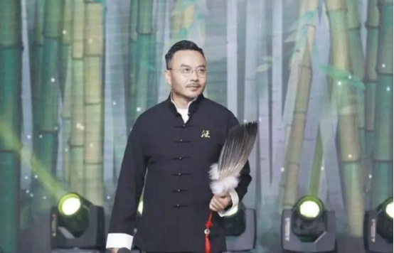 央视春晚三分钟历史回顾,央视春晚大屏幕有黑屏