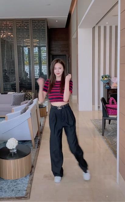 沈梦辰表演被泼脏水,沈梦辰豪宅热舞视频