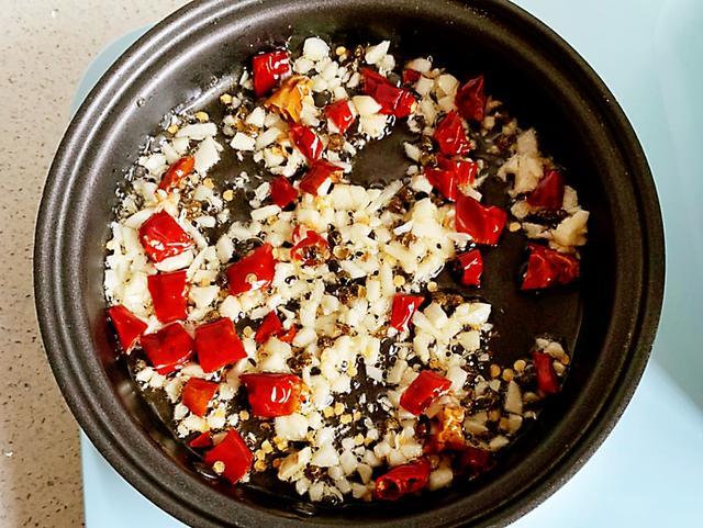 凉拌金针菇的家常做法酸辣美味,香辣金针菇怎么凉拌好吃